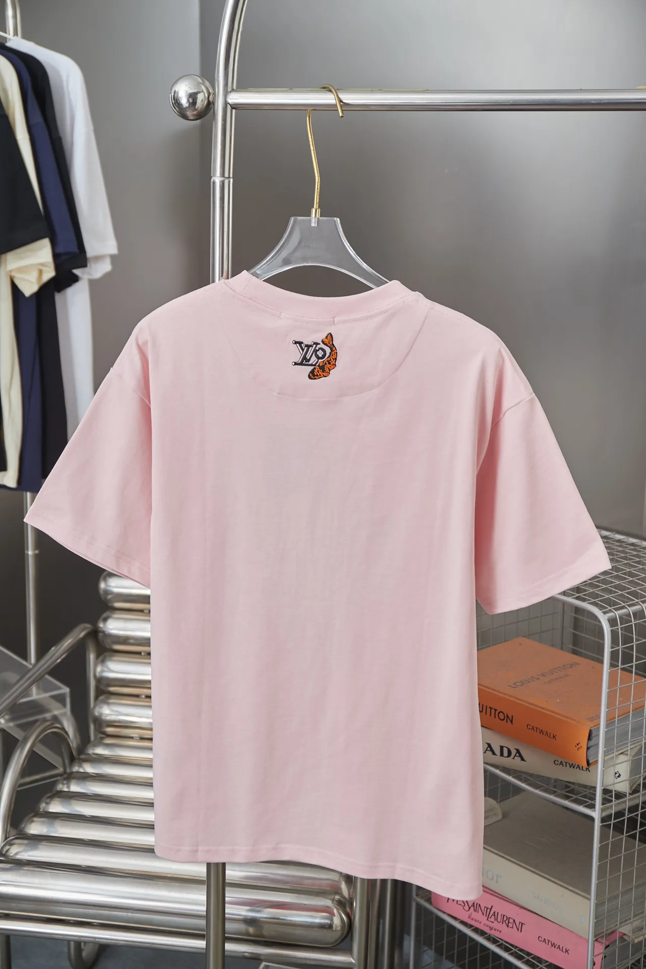 🅿️190 1V 25SS early spring new style Eiffel Tower river pattern short-sleeved, light luxury, essential item for daily commuting for men and women Correct version Welcome to compare Detailed features · 320g 100% pure cotton double yarn jersey fabric · Special thickened 32 pieces of double-strand 1X1 thread in the same vat custom dyeing · Digital direct injection of Eiffel Tower, bridge dyeing, river pattern printing • Turtle back design, letter logo and koi fish 🐟 embroidery · Double-needle stitching across seams · Original main mark, washed tag, branded moisture-proof paper packaging Color: White/Black/Pink Size: S/M/L/XL